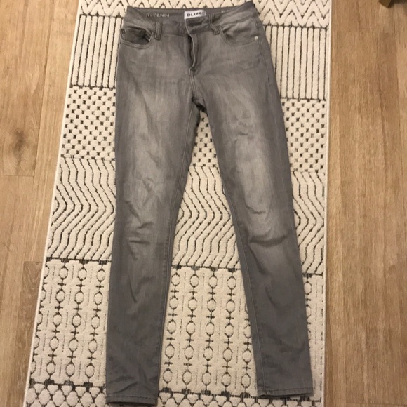 Cute and Trendy DL1961 gray Jeans! - Picture 4 of 5
